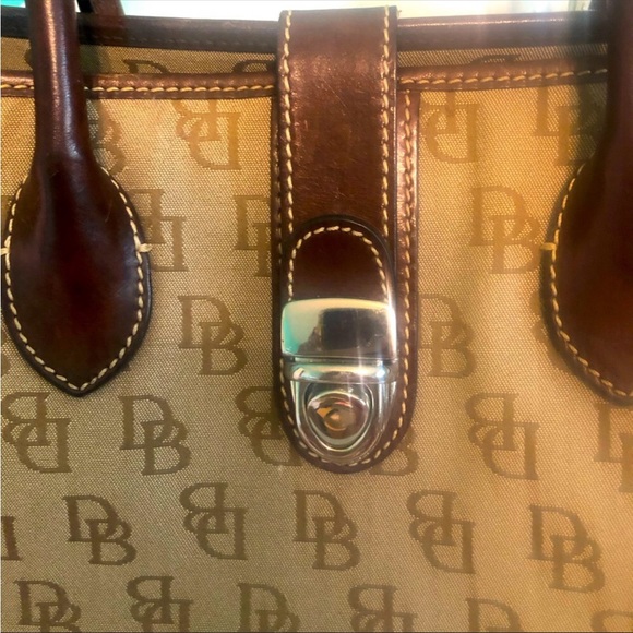 Dooney and Bourke signature logo shoulder bag - Picture 2 of 8